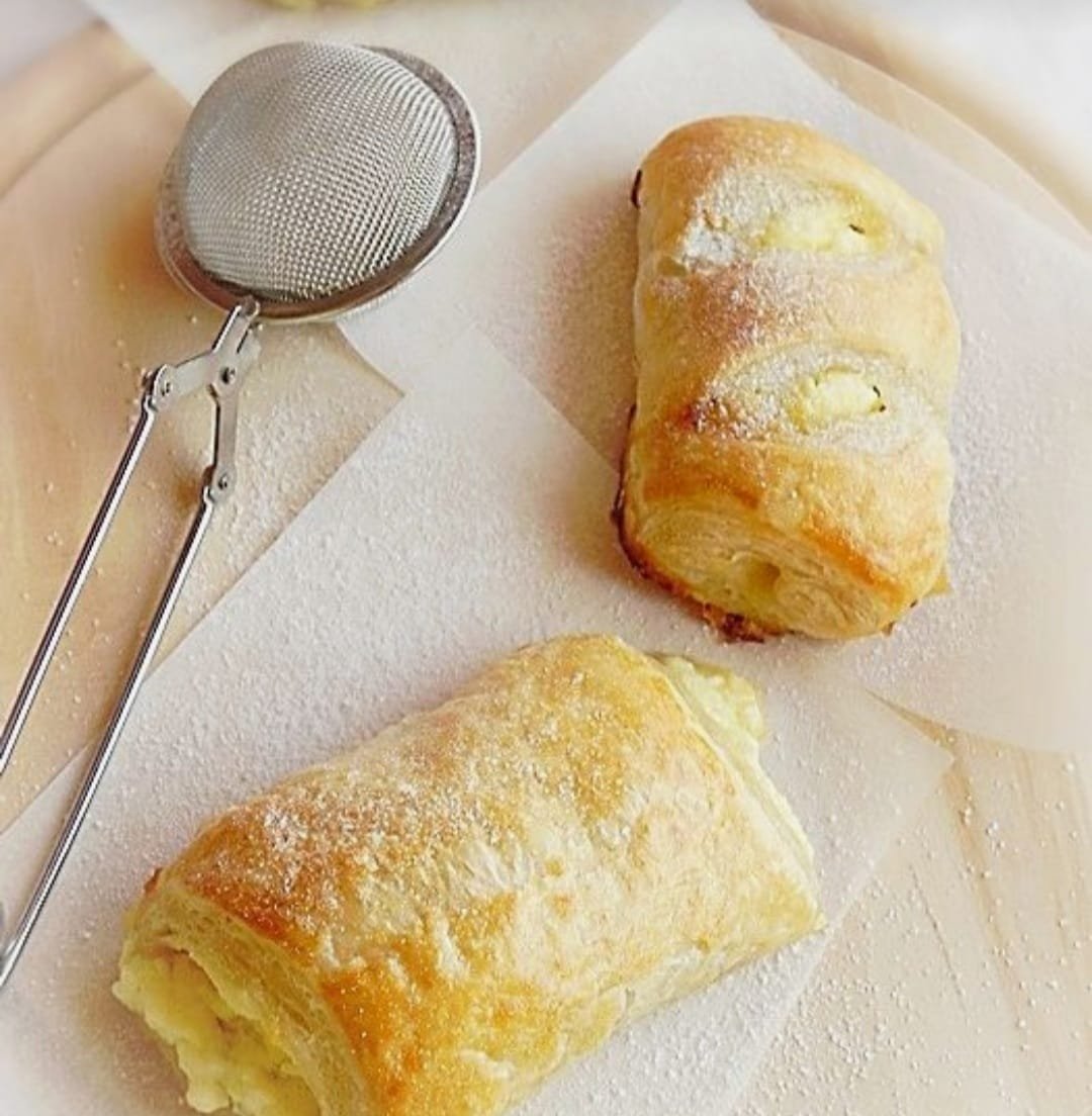 Strudel cu branza dulce si stafide sau strudel cu crema de vanilie